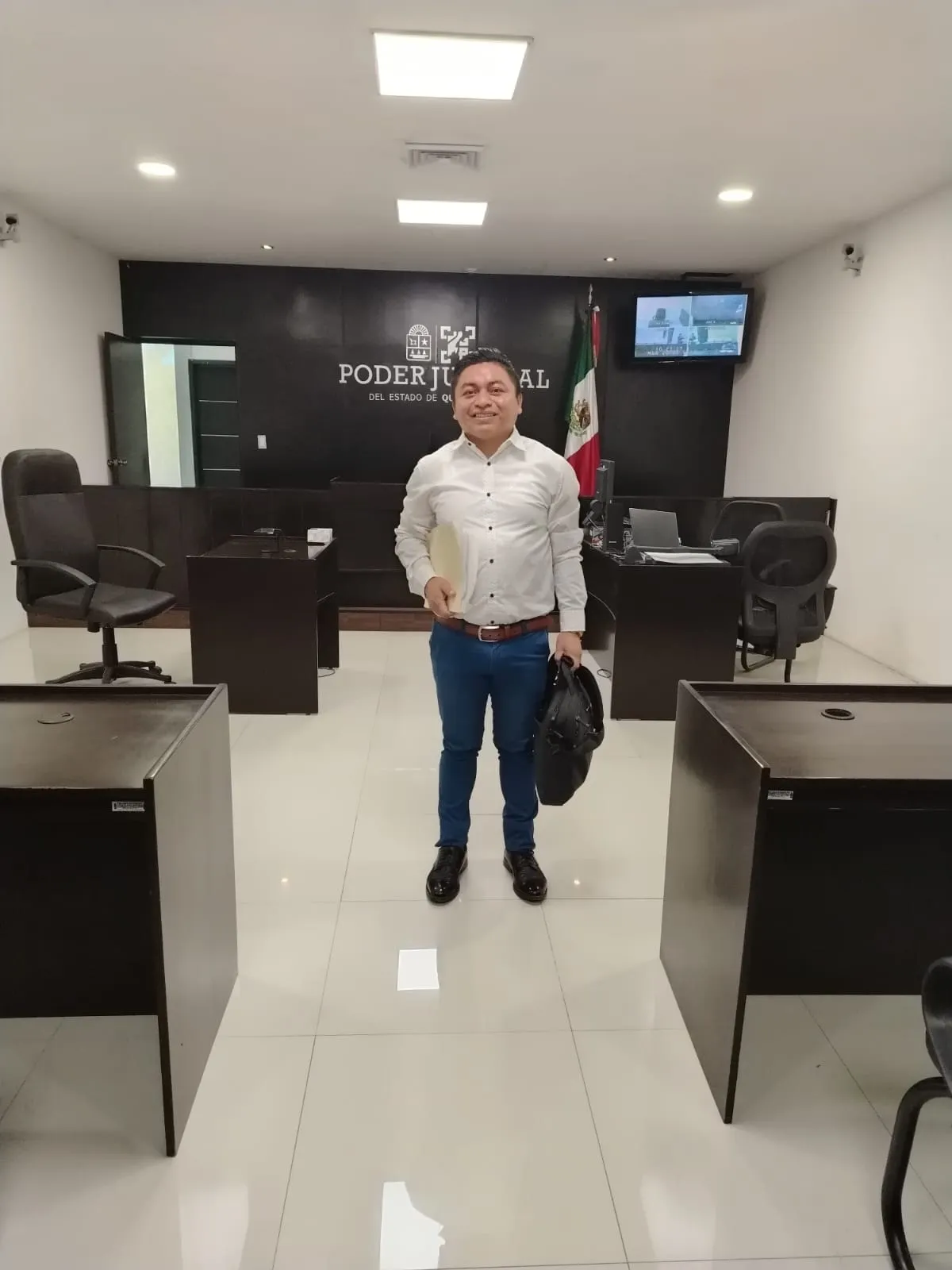Lic. Carlos Puc en una sala de audiencias del Poder Judicial de Quintana Roo