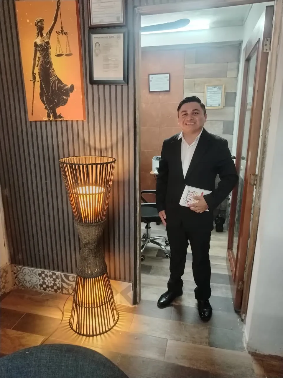 Lic. Carlos Puc en las oficinas de la firma